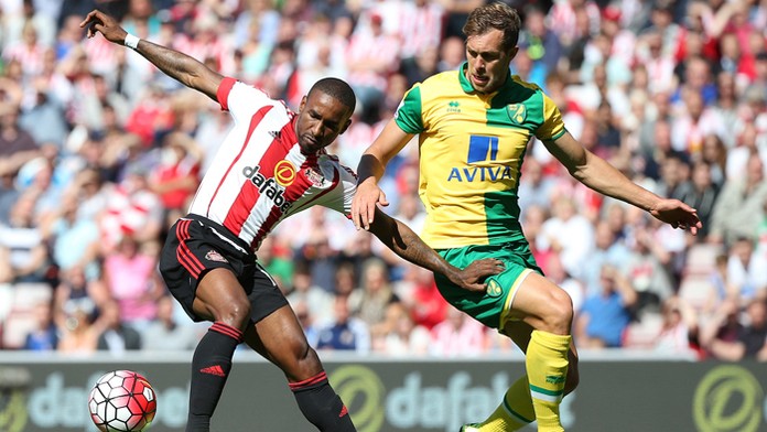Hráč Sunderlandu Jermain Defoe (vľavo) a hráč Norwicha Steven Whittaker.