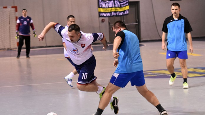 Reprezentant Michal Fejko v zápase s Čiernou Horou na ME kňazov v halovom futbale v Michalovciach.