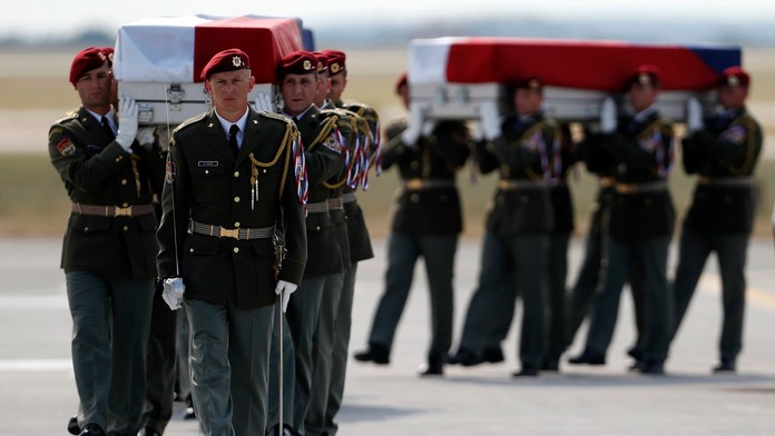 Vojaci nesú rakvy s telesnými pozostatkami troch českých vojakov zabitých v Afganistane.