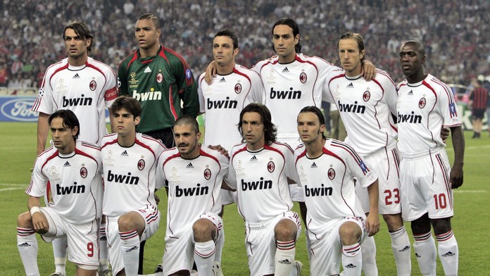 Futbalisti AC Miláno pózujú pred finálovým zápasom Ligy Majstrov proti Liverpoolu 23. mája 2007. AC Miláno vyhralo.