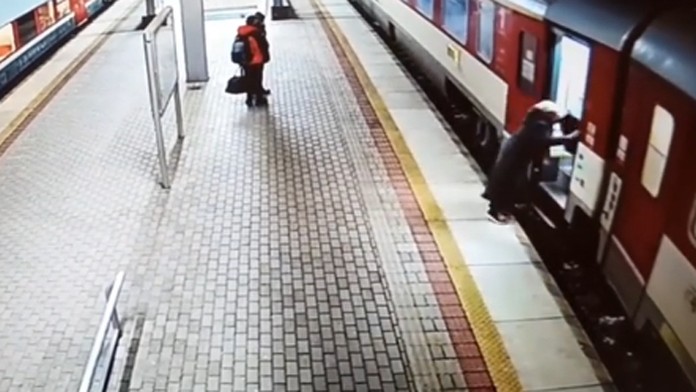 Babka spadla pod idúci vlak.