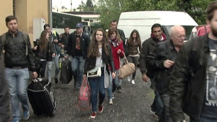 Cestujúci počas výluky na trati Bratislava - Banská Bystrica absolvujú časť cesty autobusom.