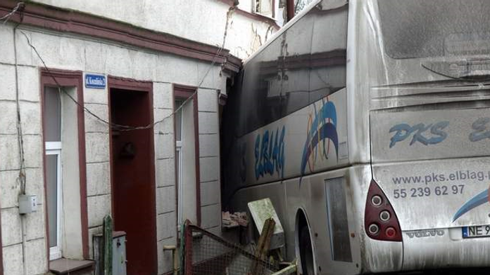 Autobus narazil do obytného domu v obci Sianow
