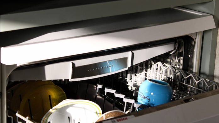 Umývačka riadu sa neoplatí každému. Kedy je lacnejšie umývať riad v rukách?