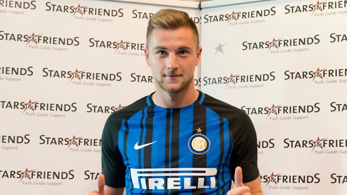 Na snímke slovenský futbalový reprezentant Milan Škriniar oblečený v drese Interu Miláno počas tlačovej konferencie.