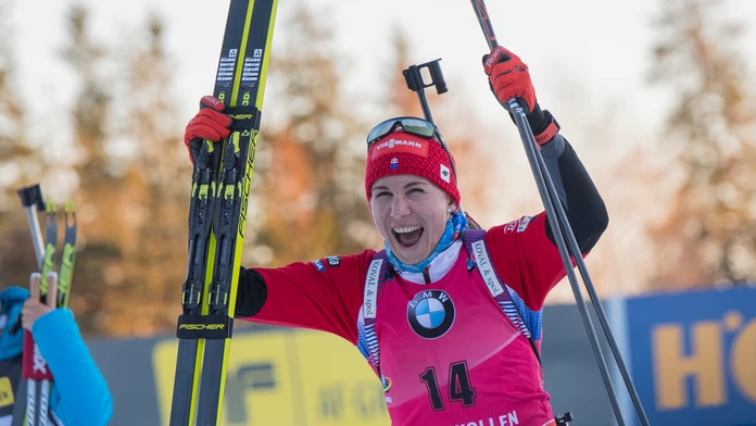 Biatlonistka Anastasia Kuzminová reaguje po pretekoch s hromadným štartom v Osle na Holmenkollene.