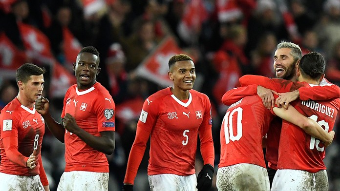 Sebastian Vettel bozkáva víťaznú trofej na VC Brazílie vedľa druhého Fína Valtteri Bottasa.