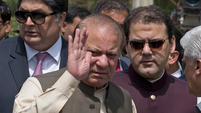 Na archívnej snímke z 15. júna 2017 pakistanský premiér Naváz Šaríf máva v Islamabáde.