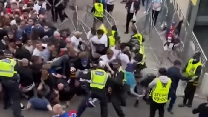 Fanúšikovia prekonali bariéry a napadli usporiadateľov.