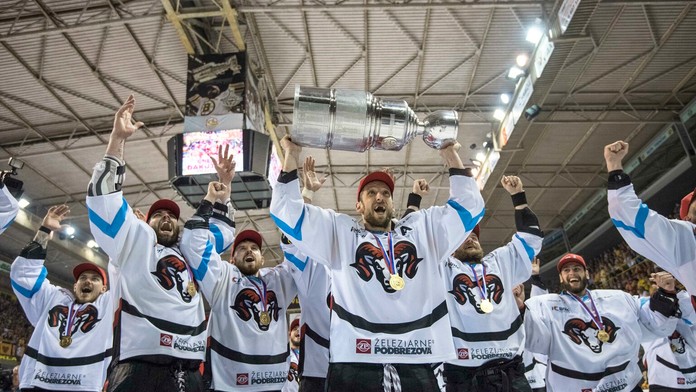 Tím HC'05 iClinic Banská Bystrica oslavuje obhajobu majstrovského titulu.