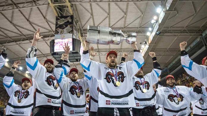 Tím HC'05 iClinic Banská Bystrica oslavuje obhajobu majstrovského titulu.