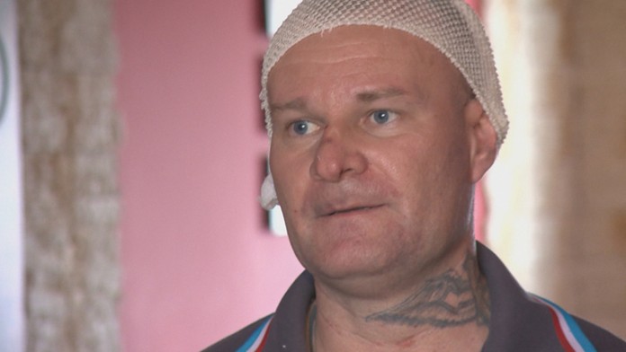 Muža zbili esbeeskári.