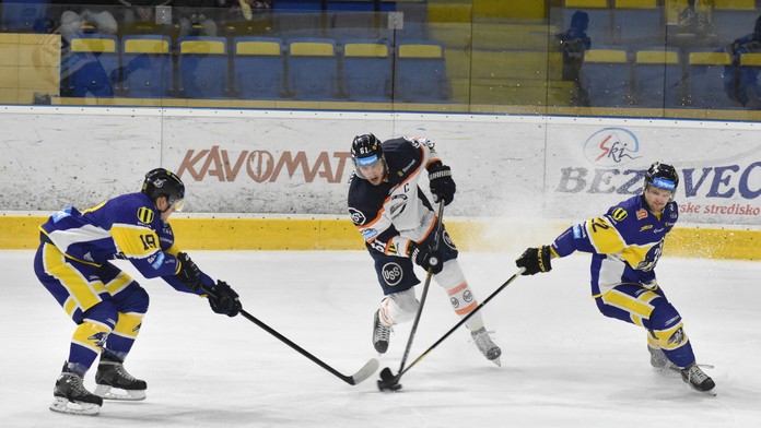 Piešťanci Matej Svetlík (vľavo) a Martins Gipsters (vpravo) sa snažia zobrať puk Košičanovi Markovi Bartánusovi.