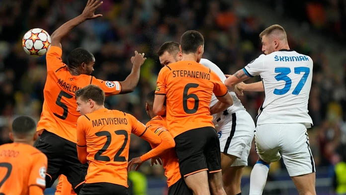 Slovenský hráč Interu Miláno Milan Škriniar (vpravo) a Taras Stepanenko zo Šachtaru počas zápasu Ligy majstrov.