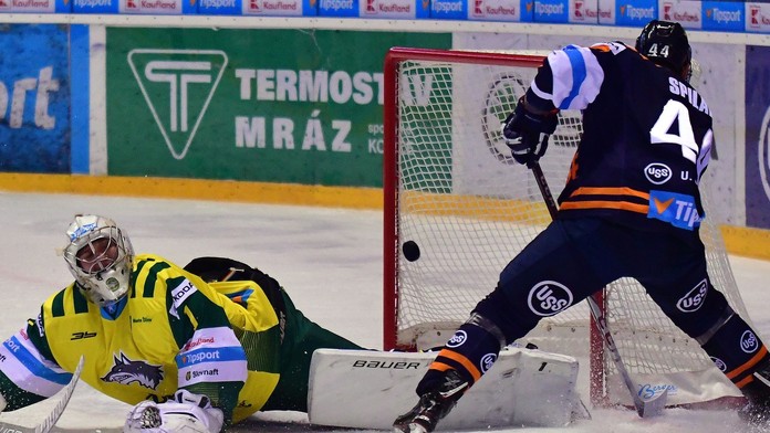 Na snímke zľava brankár MsHK DOXXbet Žilina Maroš Mikoláš a hráč HC Košice Gabriel Spilar.