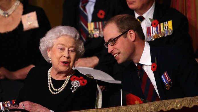 Kráľovná Alžbeta II. a princ William na spomienkovej akcii
