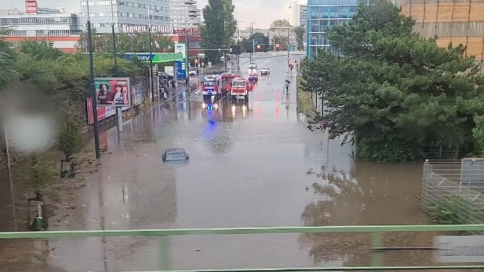 VIDEO: Viedňou sa prehnala smršť. Ulice zaplavila voda