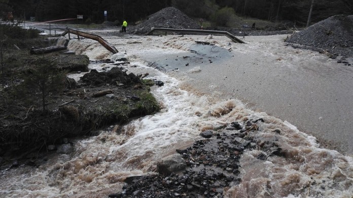 Zničený most pri obci Malužiná zastavil premávku cez Čertovicu.
