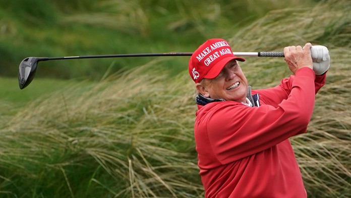 Donald Trump počas hrania golfu v Írsku.