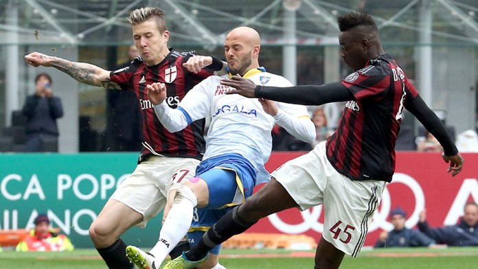 Hráč Frosinone  Arlind Ajeti (v strede) v súboji s Jurajom Kuckom a Mariom Balotellim (obaja AC Miláno)..