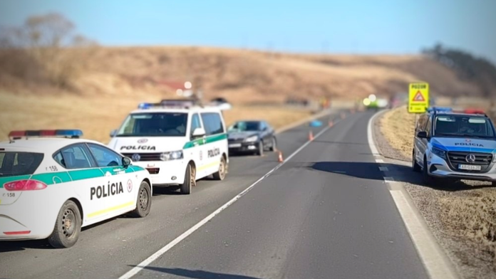 Na snímke polícia dokumentuje miesto po tragickej nehode v okrese Kežmarok.