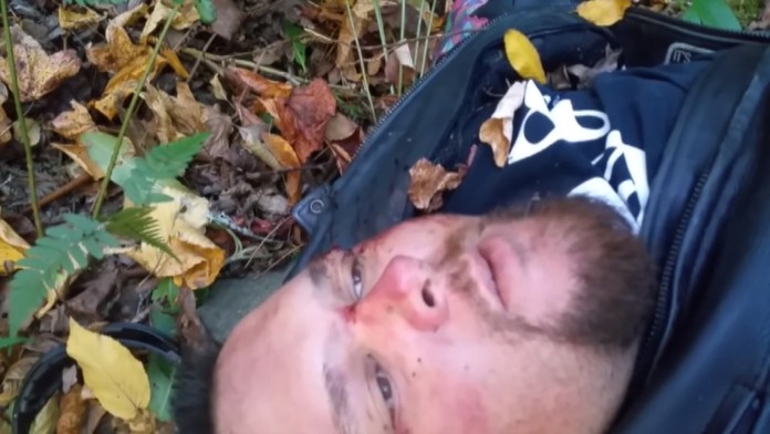 Iba bezvládne ležal v rokline.