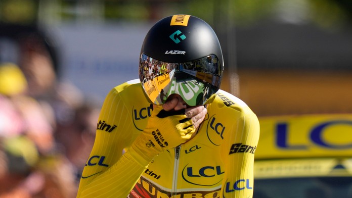 Dánsky cyklista Jonas Vingegaard v žltom drese vedúceho pretekára.