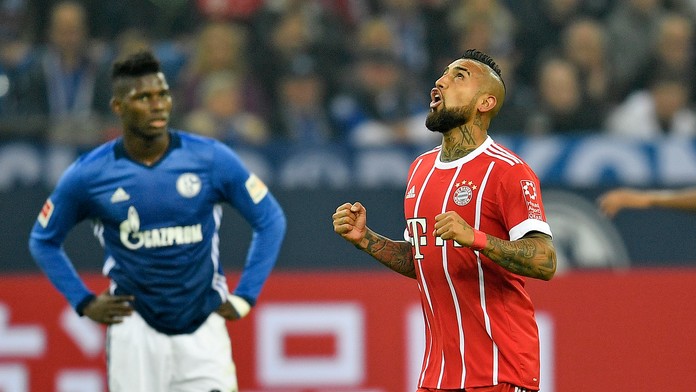 Arturo Vidal (vpravo) z Bayernu sa teší z gólu v sieti Schalke.