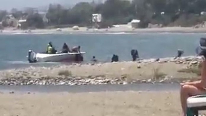 Turistky sedia v bare v letovisku Magaluf na Malorke.