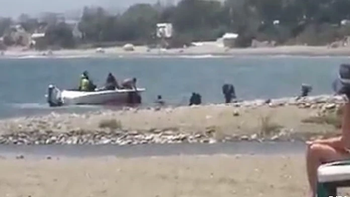 Turistky sedia v bare v letovisku Magaluf na Malorke.
