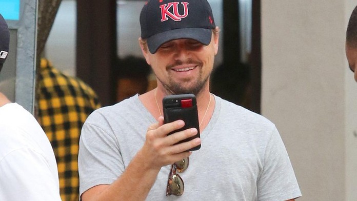 Mohol by nosiť luxusné tašky, DiCapriovi stačí igelitka