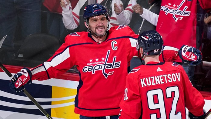 Na snímke zľava ruský útočník Capitals Alexander Ovečkin  a jeho spoluhráč v útoku Jevgenij Kuznecov.