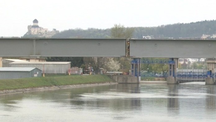 Spájanie mosta v Trenčíne