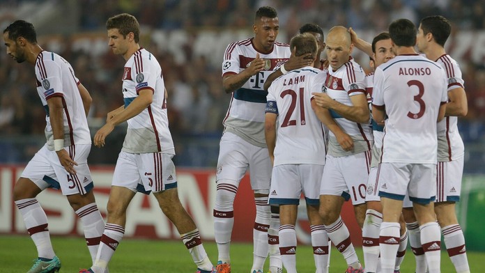 Hráči Bayernu Mníchov oslavujú prvý gól do bránky AS Rím vo futbalovom zápase E-skupiny Ligy majstrov
