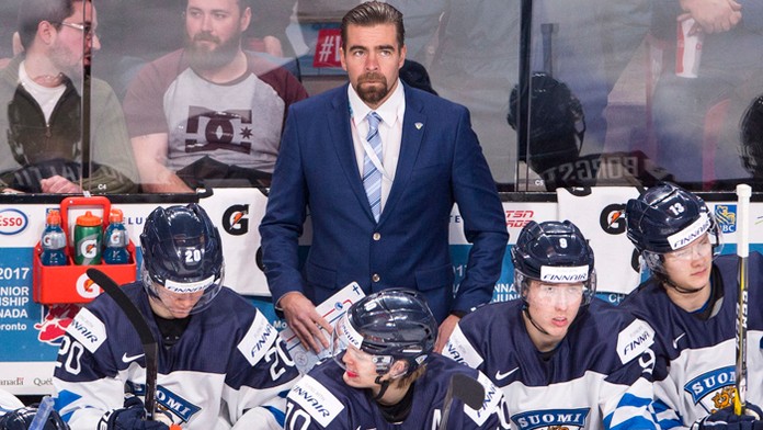 Tréner fínskych juniorov Jussi Ahokas s hráčmi na striedačke na MS 20.