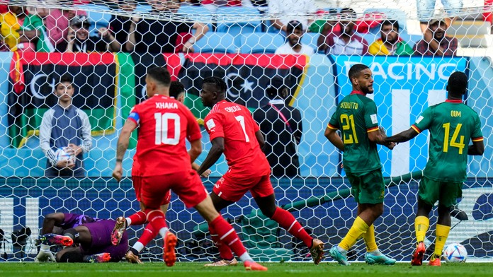 Ešte sa ani nezačalo hrať, už sa sťažujú na trávnik. Prvá reklamácia turnaja prišla od Helvétov