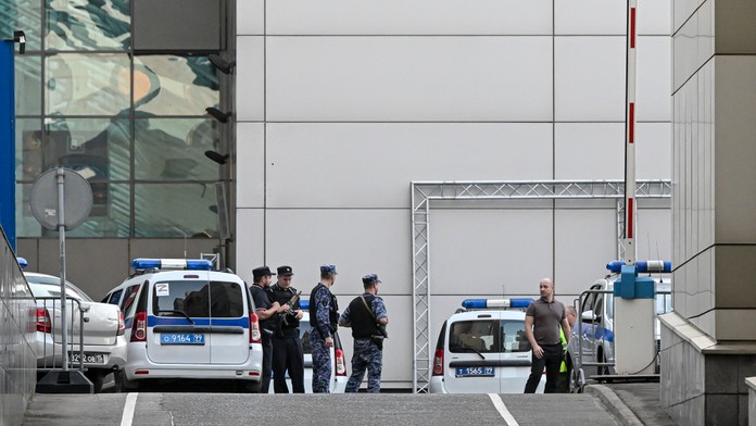 Policajti hliadkujú v obchodnej štvrti ruského hlavného mesta nazvanej Moscow-City, kde dopadli trosky  zostreleného dronu.