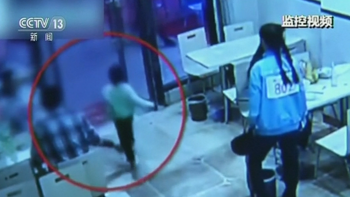 Tehotná žena potkla 4-ročného chlapca v reštaurácii