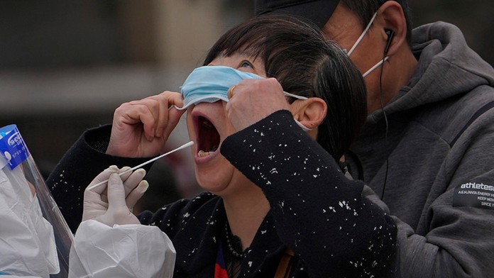 Čína hlási najvyšší počet nakazených od začiatku pandémie.