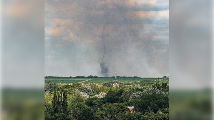 FOTO+VIDEO: Fascinujúci jav pri slovenskej obci. Nad poľom sa roztancoval prachový diabol