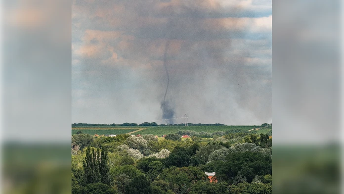 FOTO+VIDEO: Fascinujúci jav pri slovenskej obci. Nad poľom sa roztancoval prachový diabol