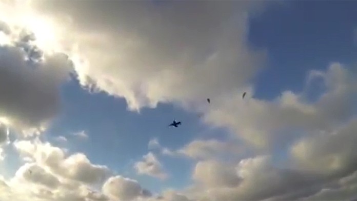 Popri paraglajdistoch preletela stíhačka rýchlosťou 555 kilometrov za hodinu.