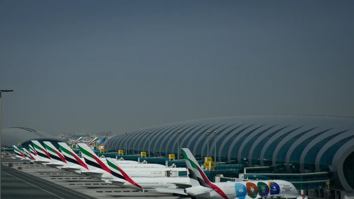 Na snímke lietadlá spoločnosti Emirates parkujú na medzinárdnom letisku v Dubaji.