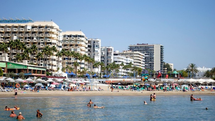 Obľúbenej destinácii v Španielsku došla trpezlivosť. Za močenie do mora vám hrozí šialená pokuta