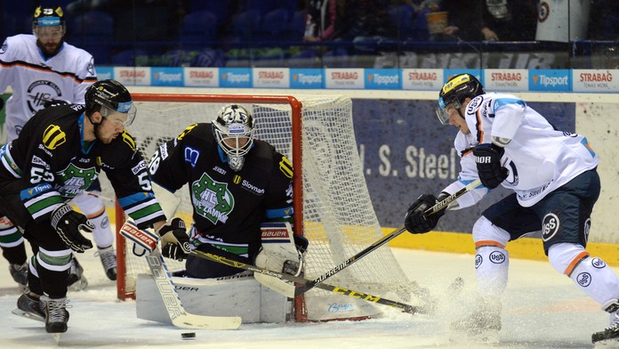 Vpravo hráč Košíc Dávid Šoltés pred brankárom Nových Zámkov Joakimom Lundströmom.