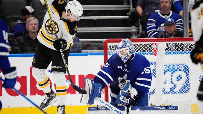 Hráč Bostonu Bruins Pavel Zacha (18) a brankár Iľja Samsonov z Toronta Maple Leafs.