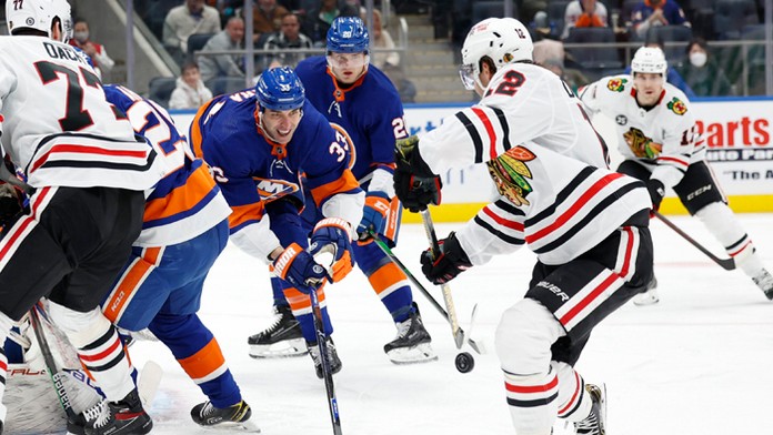 Na snímke uprostred slovenský obranca Islanders Zdeno Chára.
