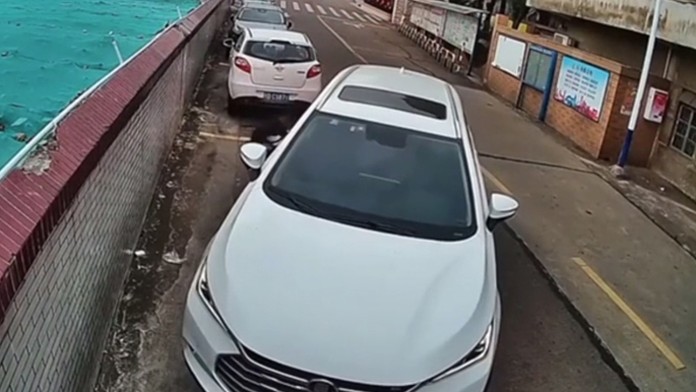 Muž nevedel paralelne zaparkovať, vyhrnul si preto rukávy a urobil to ručne 