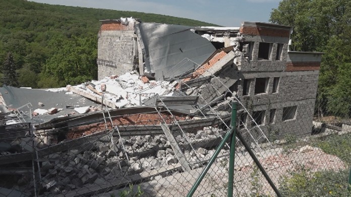 Polovica objektu sa zrútila.