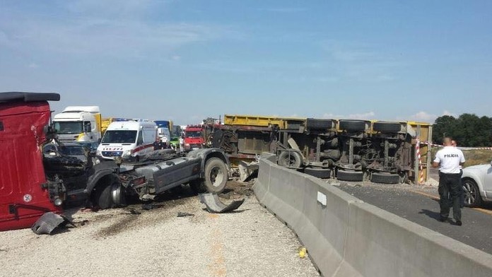 Polícia vyšetruje príčiny nehody.